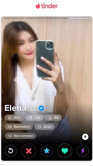 豚殺し詐欺に関係している検証済みの Tinder プロフィールに盗まれた写真が使用されているもうひとつの例。