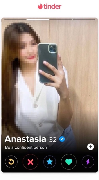 A verified Tinder profile using stolen photographs that is connected to a pig butchering scam operation.